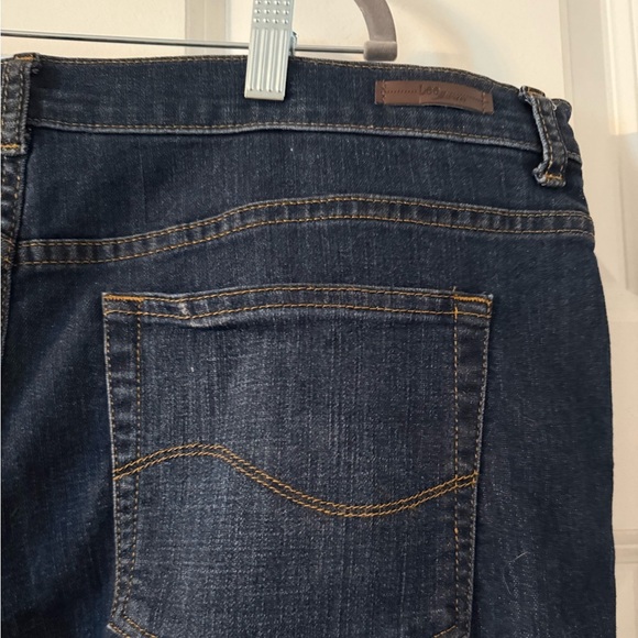 Lee | Dark Blue Relaxed Fit Straight Leg Jeans Timeless Style | Size 18 - Picture 5 of 7